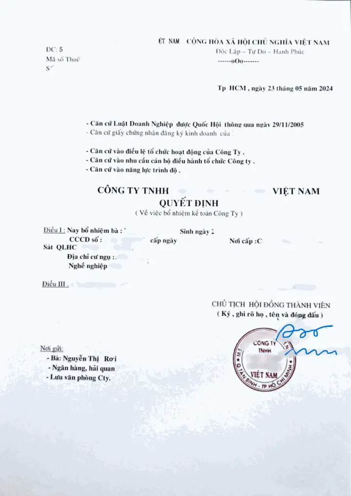 Correct Way to Stamp and Sign the Signature Page of Vietnamese Document with Blue Signature